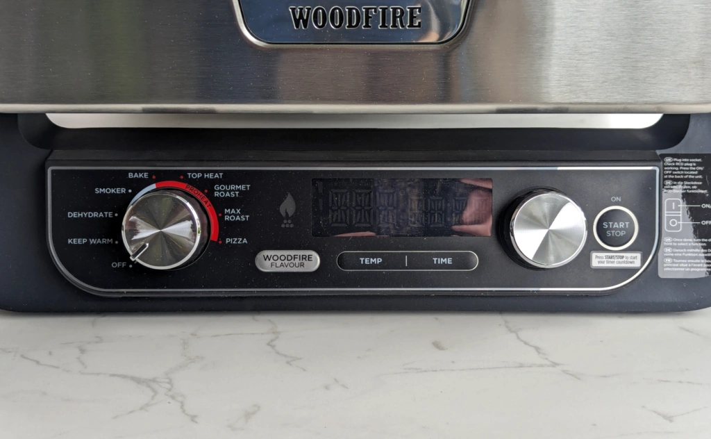 Frontansicht auf die Bedienelemente des Ninja Woodfire (Foto: Testsieger.de)