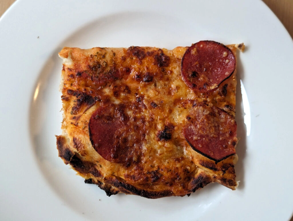 Blick von Oben auf ein im Ofen gegartes Pizzastück (Foto: Testsieger.de)