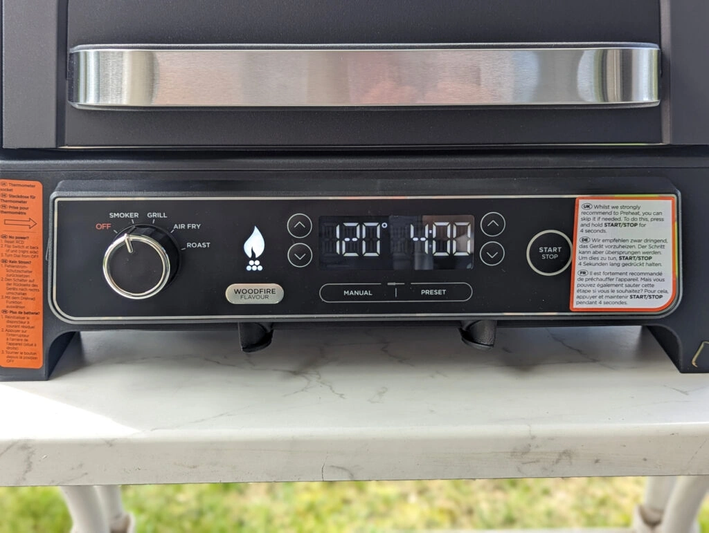 Nahaufnahme der Bedienoberfläche des Ninja Woodfire Pro XL (Foto: Testsieger.de)