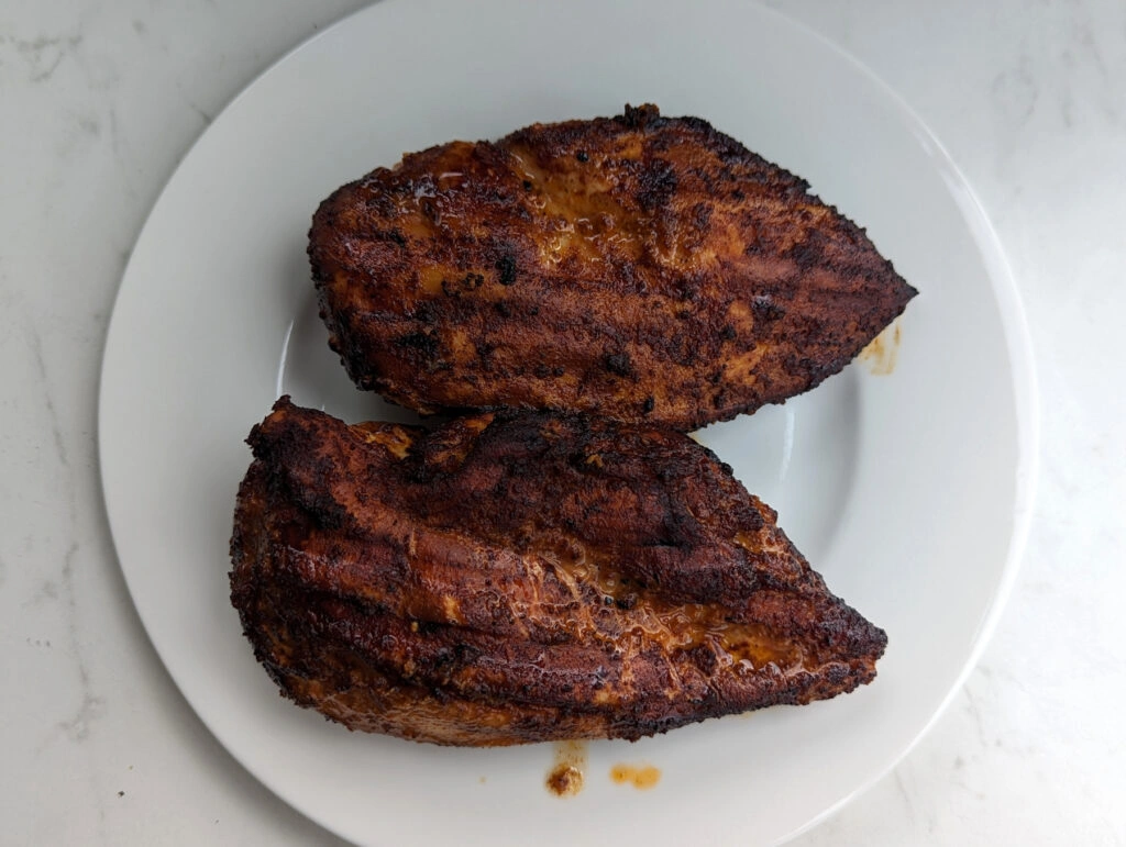 Nahaufnahme der auf dem Woodfire Pro XL gegrillten Hähnchenbrustfilets, die sehr zart sind (Foto: Testsieger.de)