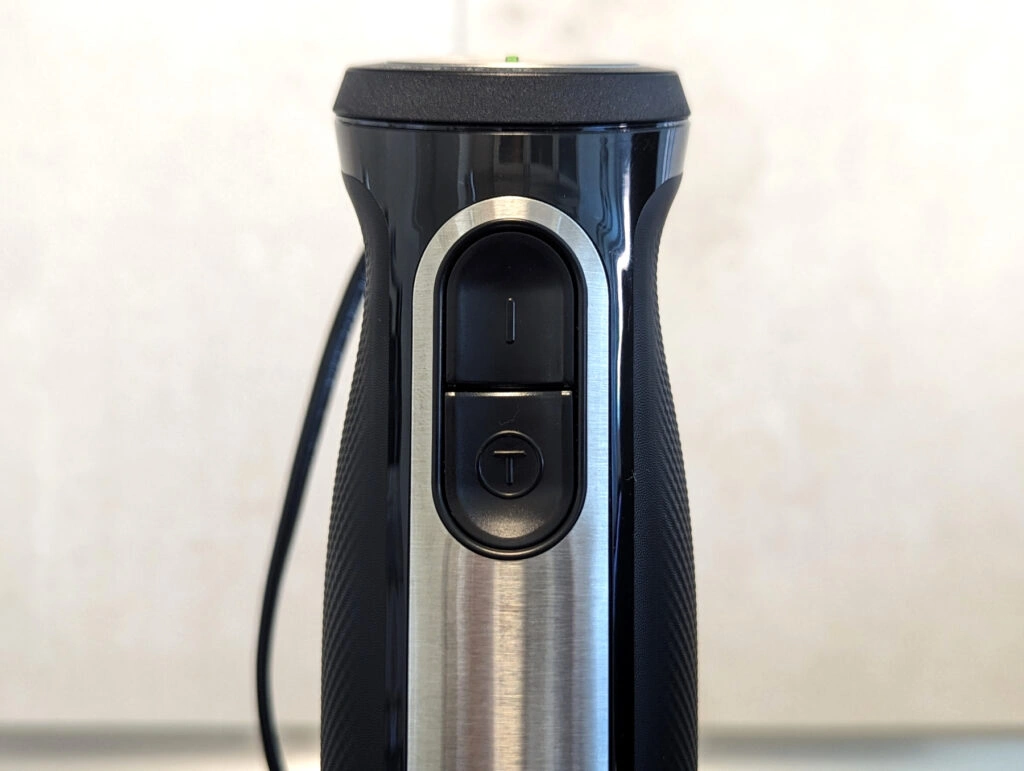 Blick von vorne auf die Power- und Turbo-Taste