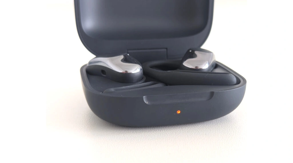 Blick von vorne auf die Signal-LED des Ladecase der Shokz OpenFit Air (Foto: Testsieger.de)