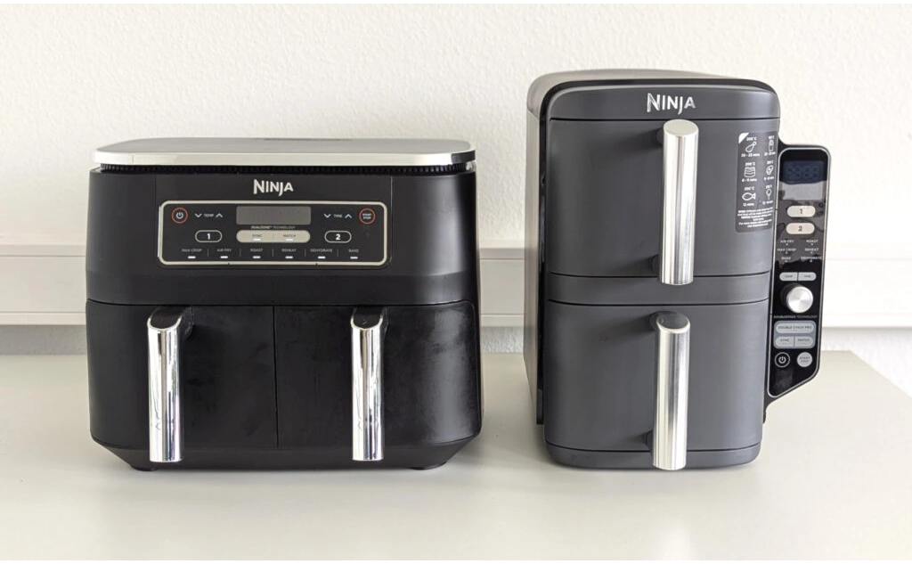 Gesamtaufnahme der Ninja AF300EU (links) und der Ninja Double Stack (rechts) auf einem Tisch nebeneinander. (Foto: Testsieger.de)