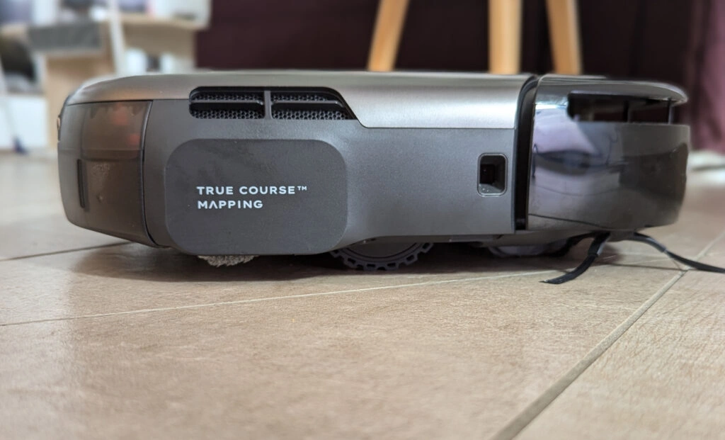 Blick von der Seite auf den Roboter, damit auch die Wischrolle sichtbar ist (Foto: Testsieger.de)
