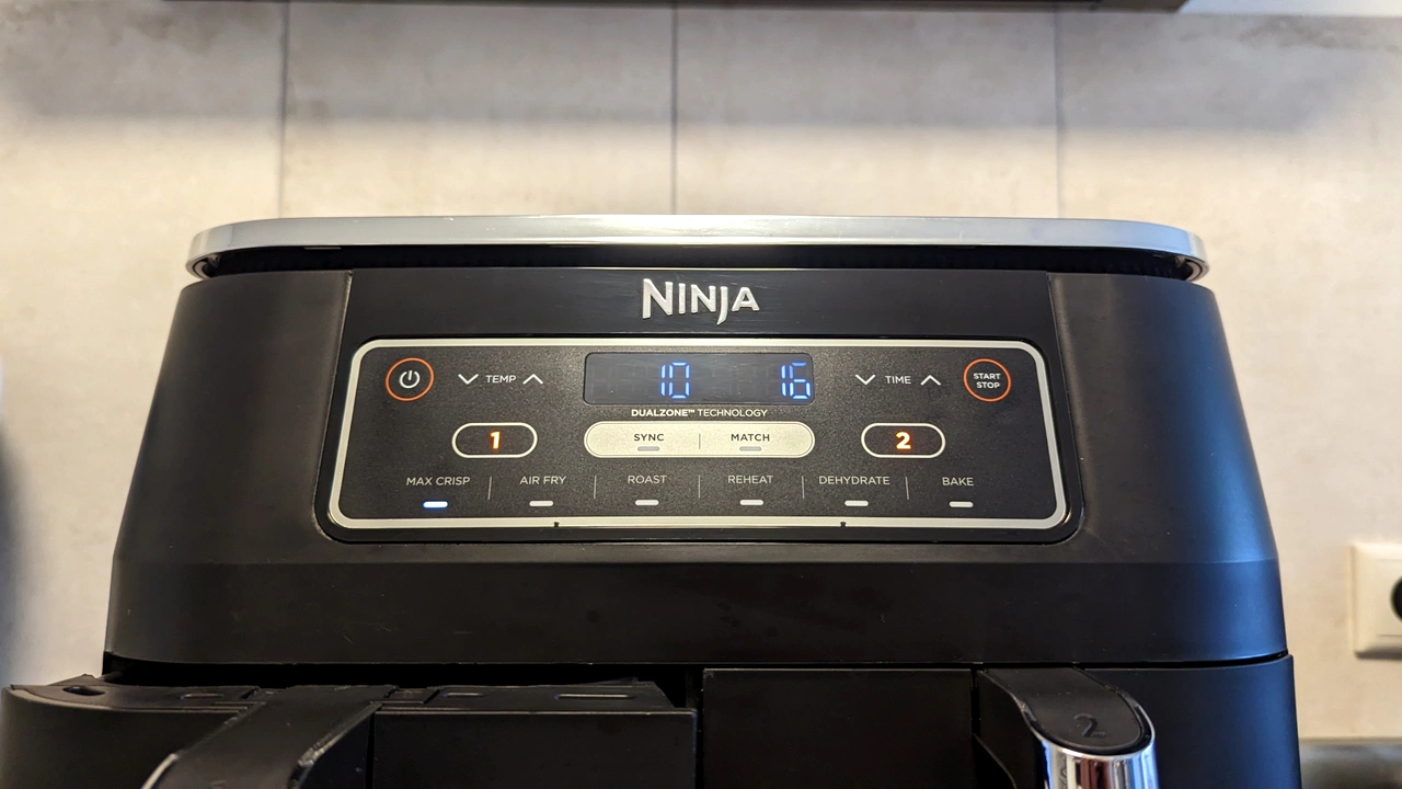 Nahansicht der Bedienlemente der Ninja AF300EU Heißluftfritteuse (Foto: Testsieger.de)