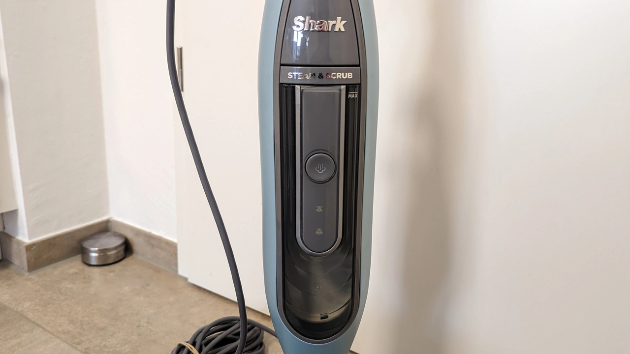 Shark 6002 EU Dampfreiniger Frontansicht des Wassertanks sowie der Bedienelemnte. 