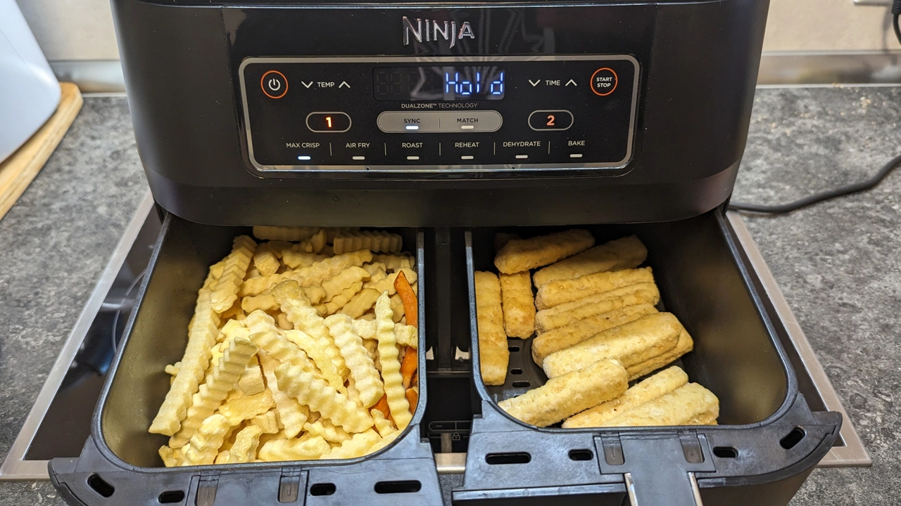 Draufischt auf die gefüllten Garkörbe der Ninja Heißluftfritteuse AF300EU (Foto: Testsieger.de)