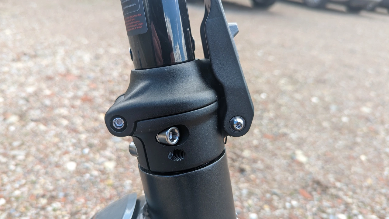 Nahansicht des Faltmechanismus des NIU KQi3 Max (Foto: Testsieger.de)