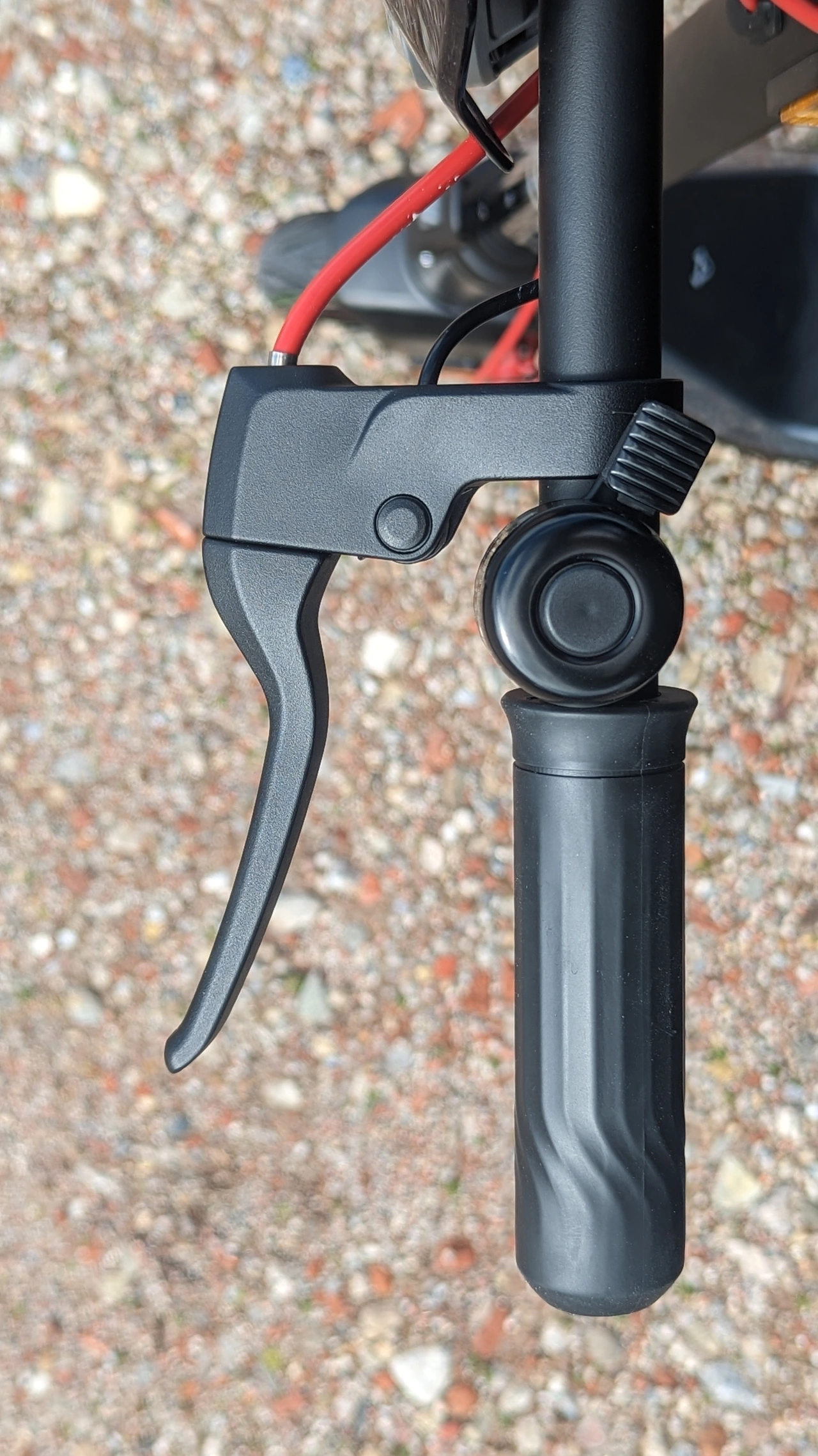 Nahansicht des der Kingel und Handbremse des NIU KQi3 Max (Foto: Testsieger.de)