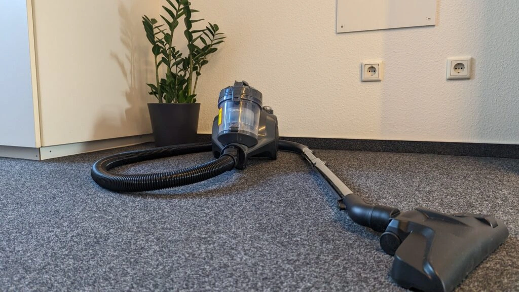 Amazon Basics – Zylinder-Staubsauger in der Frontansicht