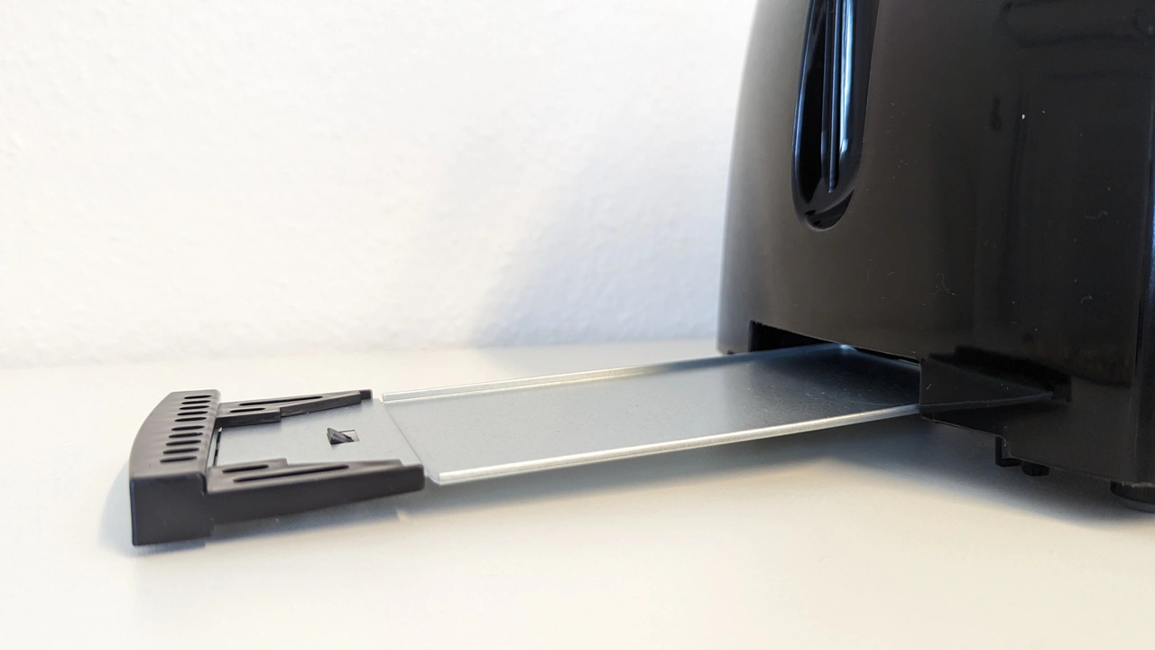 Frontansicht der Krümelschublade des Russell Hobbs Textures+ (Foto: Testsieger.de)