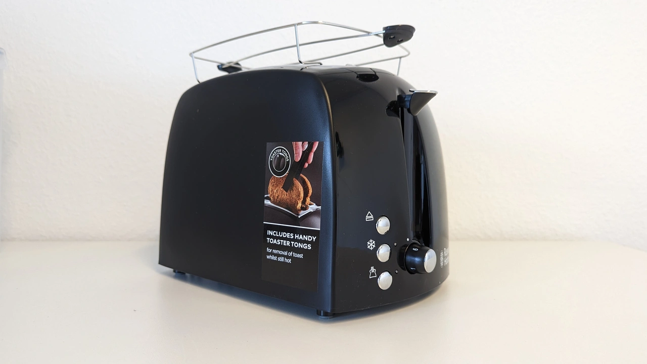 Gesamtansicht des Russell Hobbs Toaster Textueres+ von der Seite. (Foto: Testsieger.de)