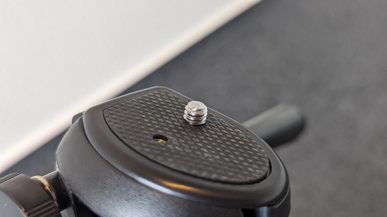 Der Amazon Basics Leichtes Stativ Stativkopf in der Seitenansicht