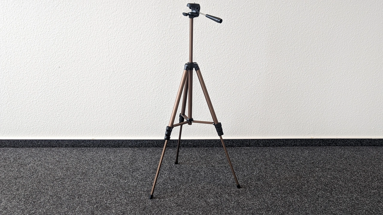 Amazon Basics Leichtes Stativ in vollständig ausgefahrenem Zustand