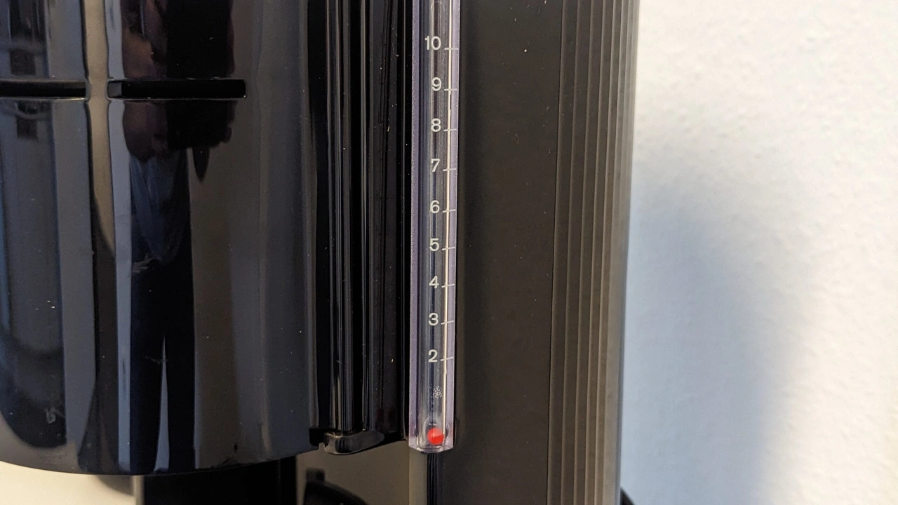Wasserstandsanzeige der Braun KF 47-1 Aromaster Classic von der Seitenansicht
