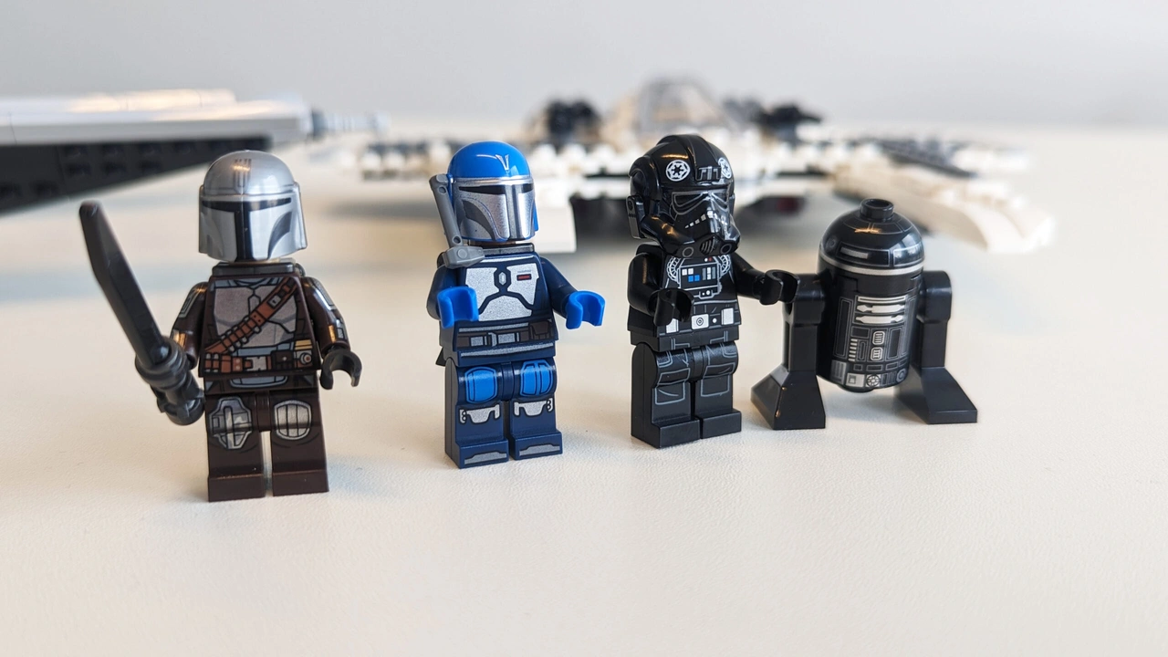 Frontansicht auf die 4 im Set enthalten Figuren: Din Djarin, der mandalorianische Flottenkommandant sowie eine TIE-Pilotin und den Astromechdroiden R2-E6