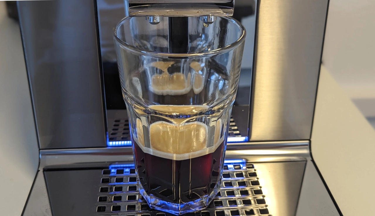 Ansicht von vorne auf einen von der Krups EA 877 D Intuition Experience+ produzierten Caffè Crema (Foto: Testsieger.de)