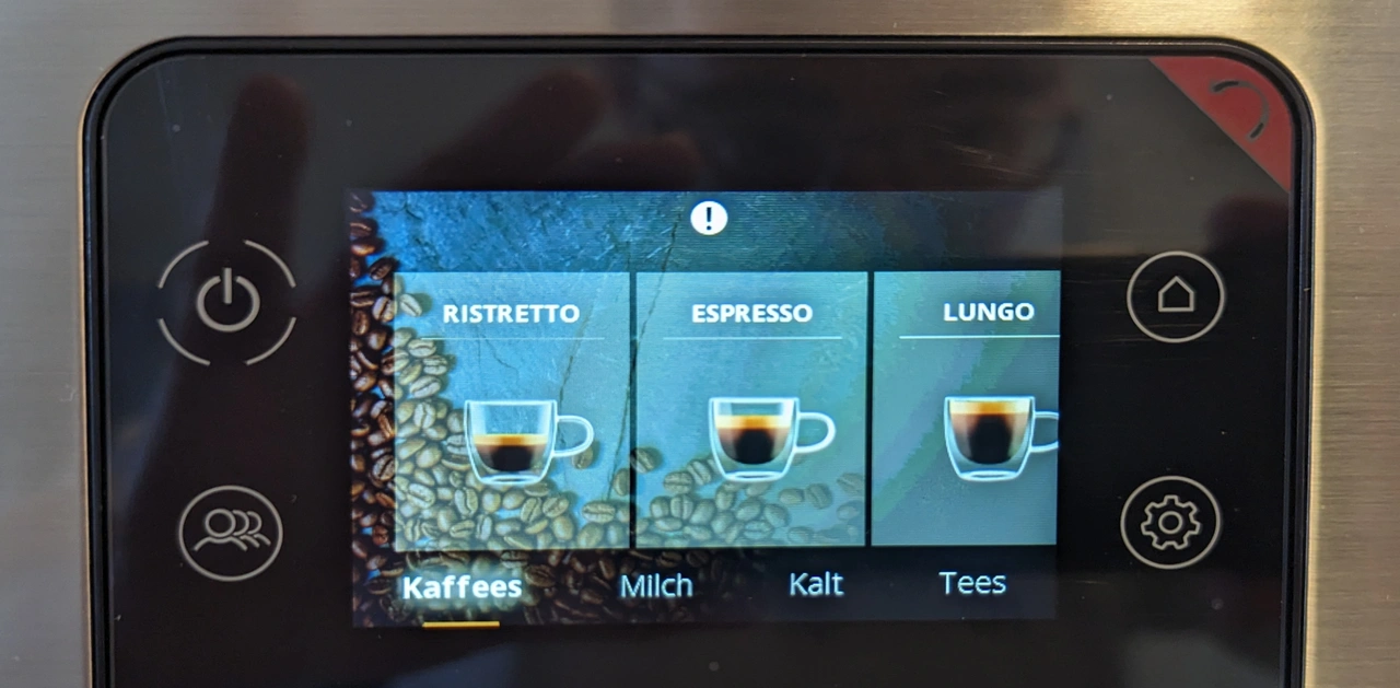 Ansicht von vorne auf den Touchscreen sowie die Bendienelemente des Krups EA 877 D Intuition Experience+ (Foto: Testsieger.de)