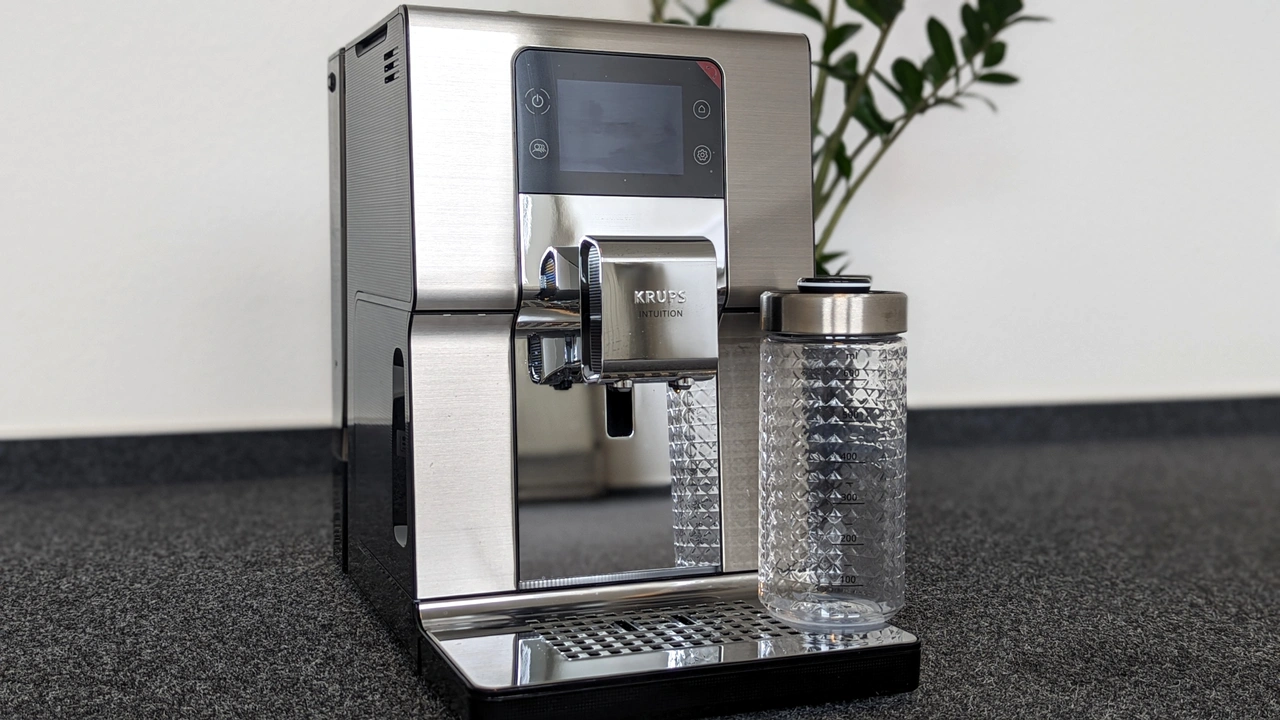Frontansicht der Krups EA 877 D Intuition Experience+ (Foto: Testsieger.de)