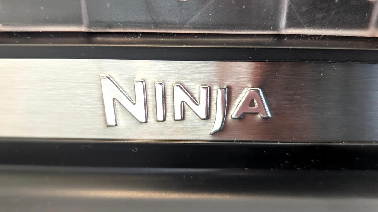 Nahaufnahme des Ninja-Logos der Ninja 3-in-1-Küchenmaschine mit Auto-iQ BN800EU (Foto: Testsieger.de)