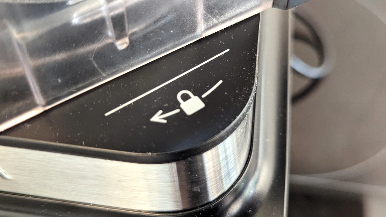 Draufsicht eines der Sicherheits-Symbole des Ninja BN800EU 3-in-1 Foodprozessor (Foto: Testsieger.de)