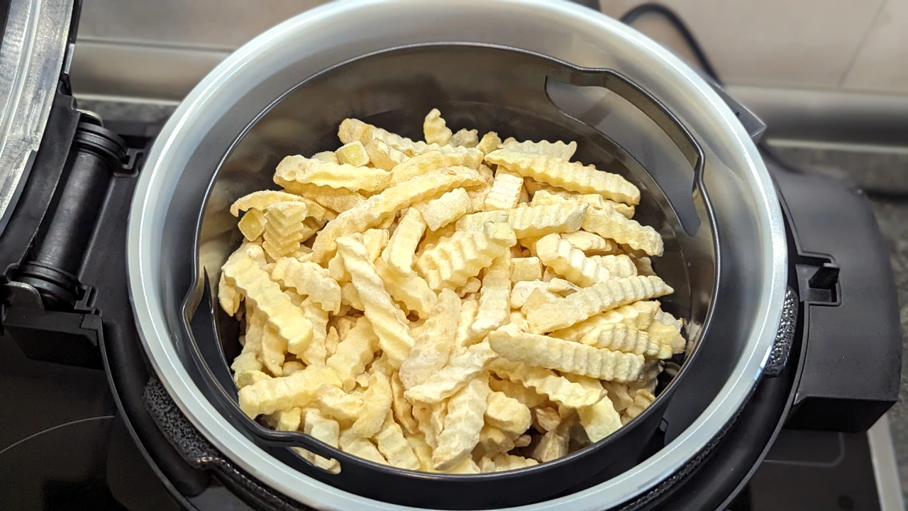 Sicht von oben auf den eingesetzten Frittierkorb des Ninja Foodi 14-in-1 SmartLid Multikocher OL750EU