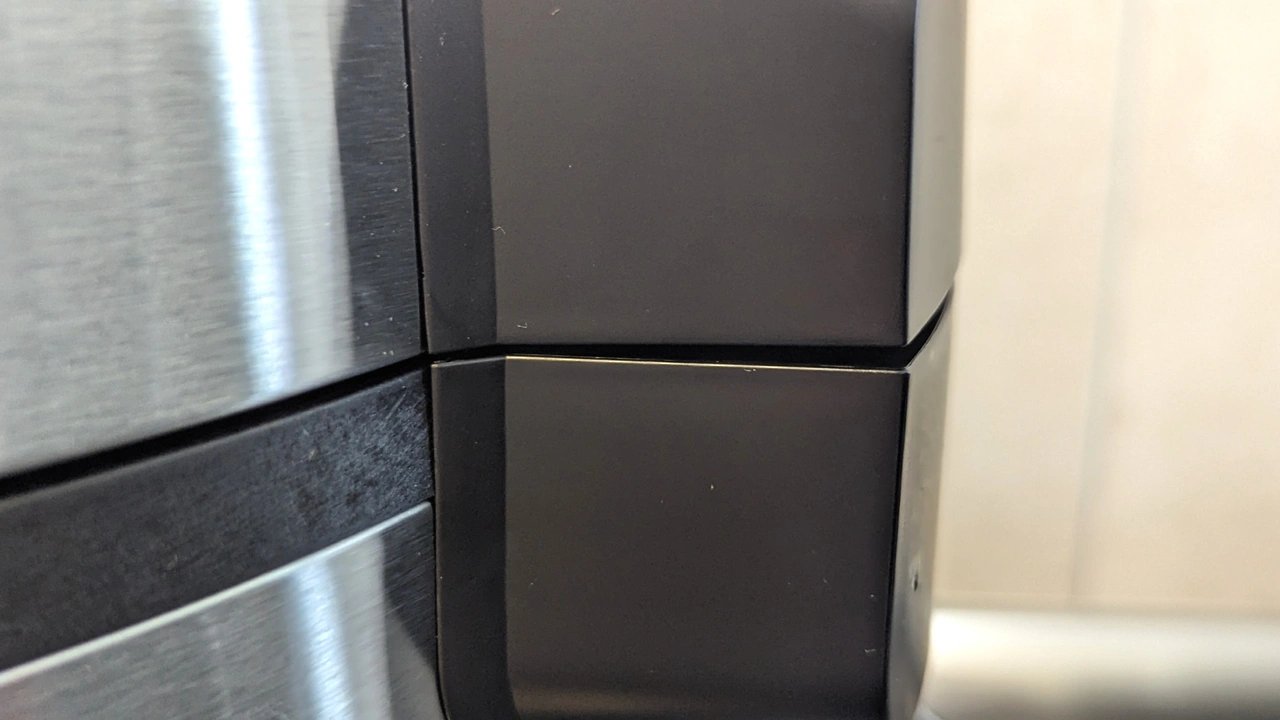 Seitenansicht auf die Spaltmasse des Ninja Foodi 14-in-1 SmartLid Multikocher OL750EU 