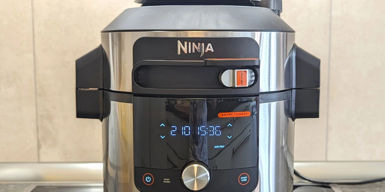 Frontansicht der Bedienelemente des Ninja Foodi 14-in-1 SmartLid Multikocher OL750EU