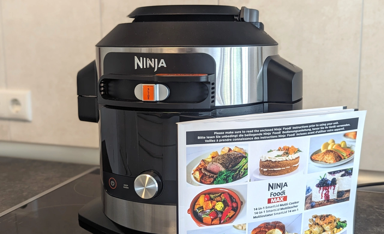 Frontansicht des Ninja Foodi 14-in-1 SmartLid Multikocher OL750EU
