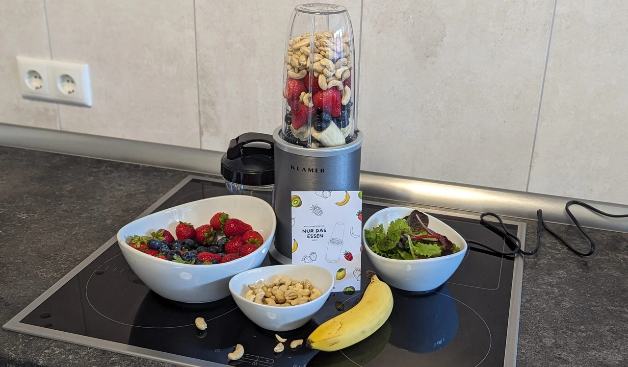 Gesamtaufnahme des KLAMER Bullet Mixer 1000 Watt samt Zubehör