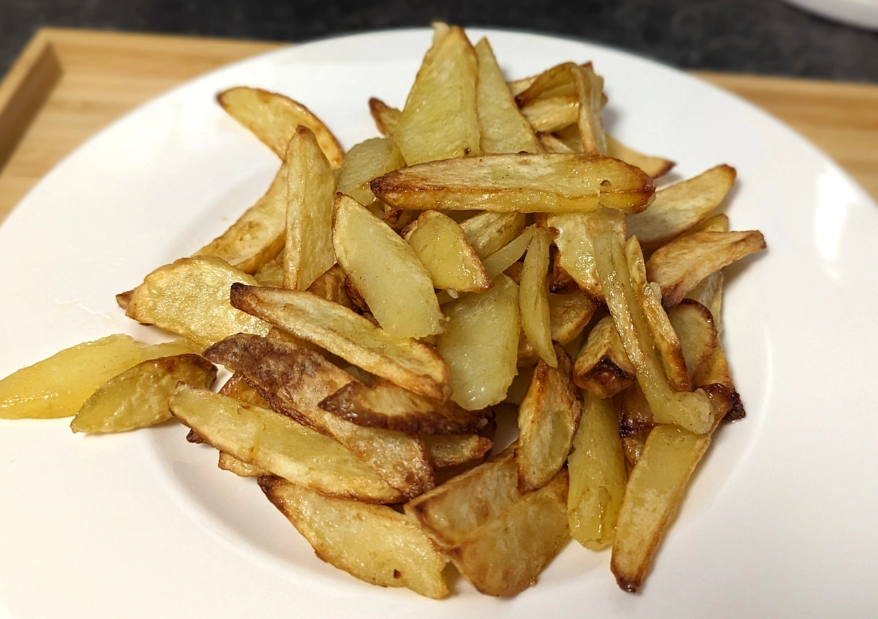 Nahaufnahme der Garergebnisse des Princess 01.182092.01.001 Airfryer Grill mit selbstgemachten Pommes. 