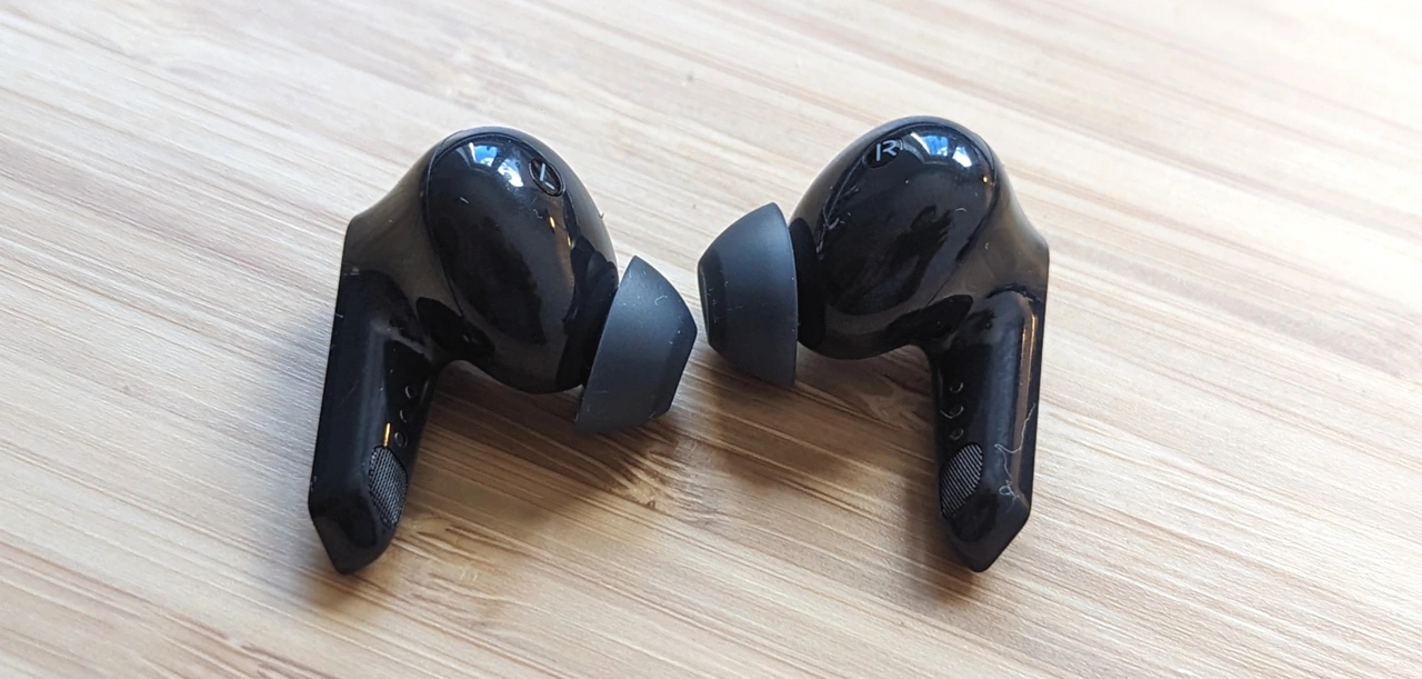Nahaufnahme der beiden Ohrstöpsel der Libratone Air+ (3rd Gen)