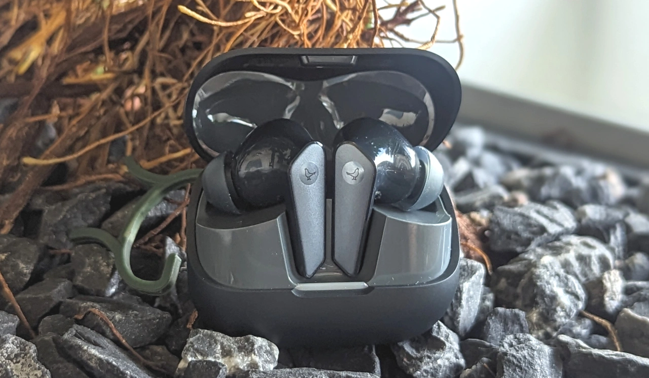 Nahaufnahme der Libratone Air+ (3rd Gen) inklusive Ladecase