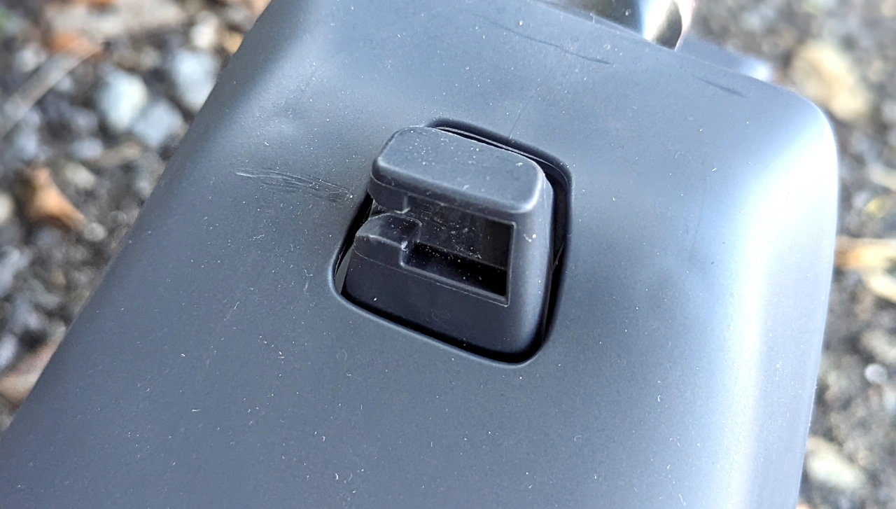 Nahaufnahme des Einrastmechanismus des Denver SEL-10860 Donar Pro zum Zusammenklappen des Scooters