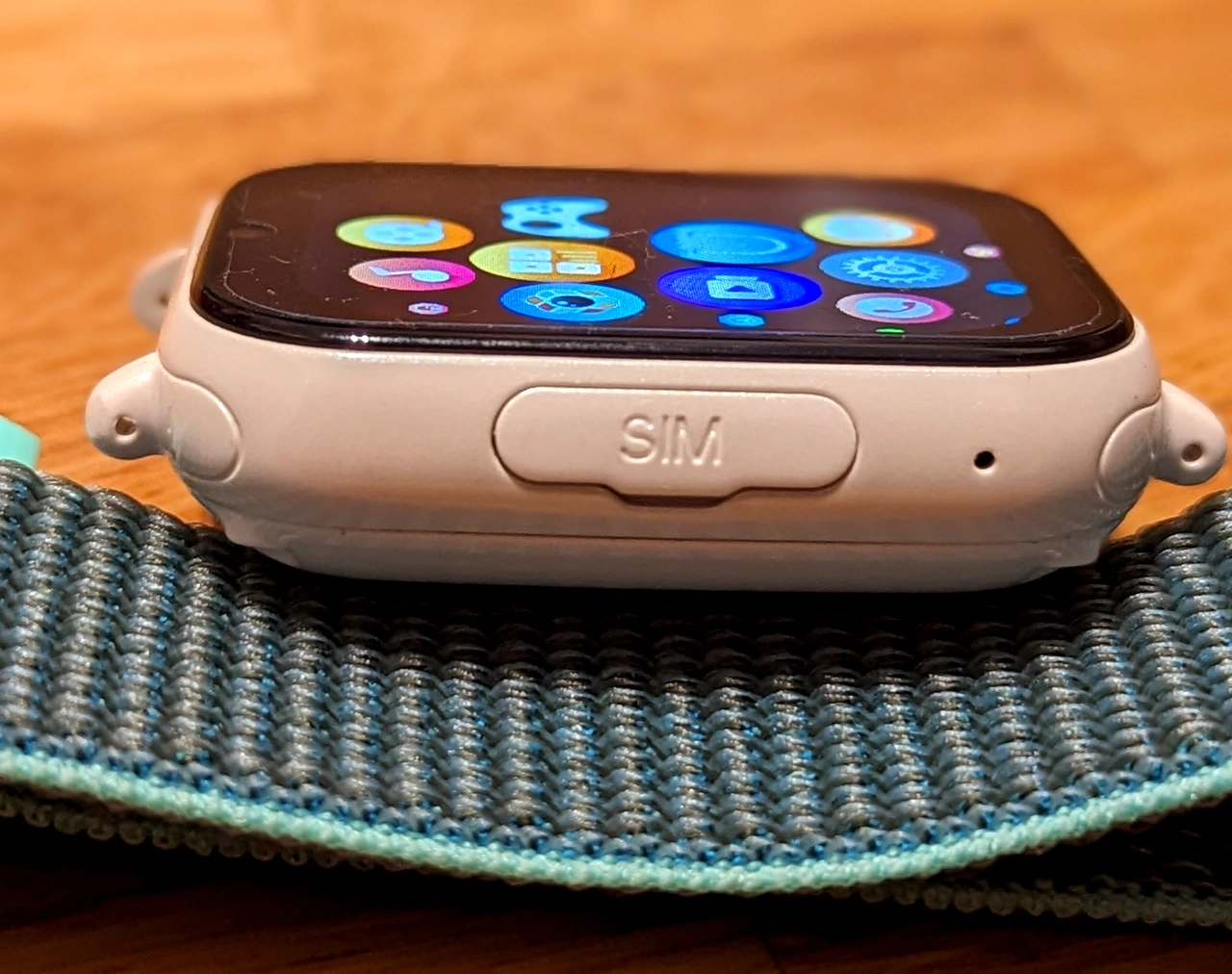 Nahaufnahme des SIM-Slots der SaveFamily SaveWatch+ (Foto: Testsieger.de)