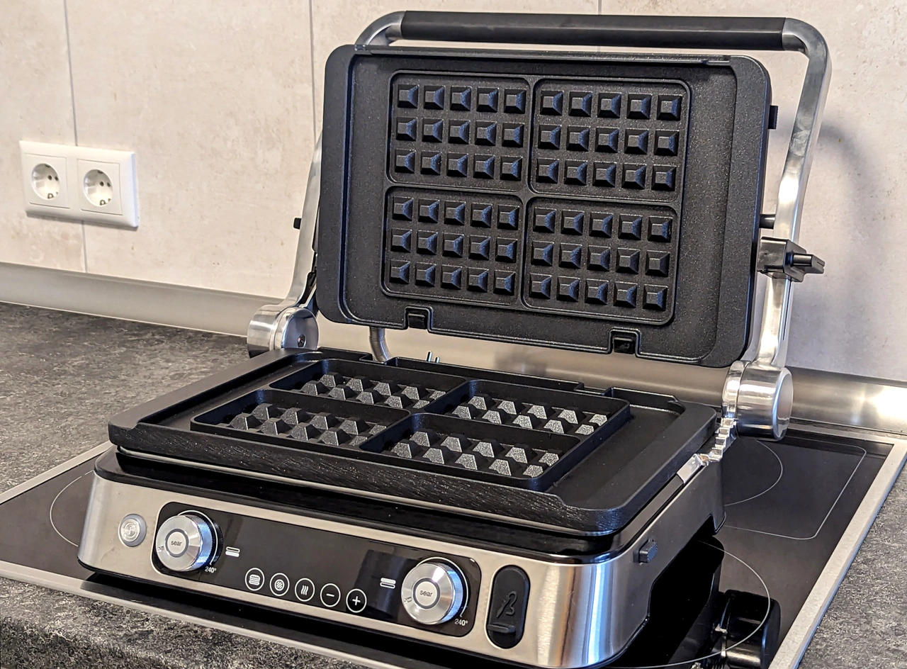 Nahaufnahme des Braun Multigrill 9 Pro CG 9167 mit eingesetzten Waffelplatten