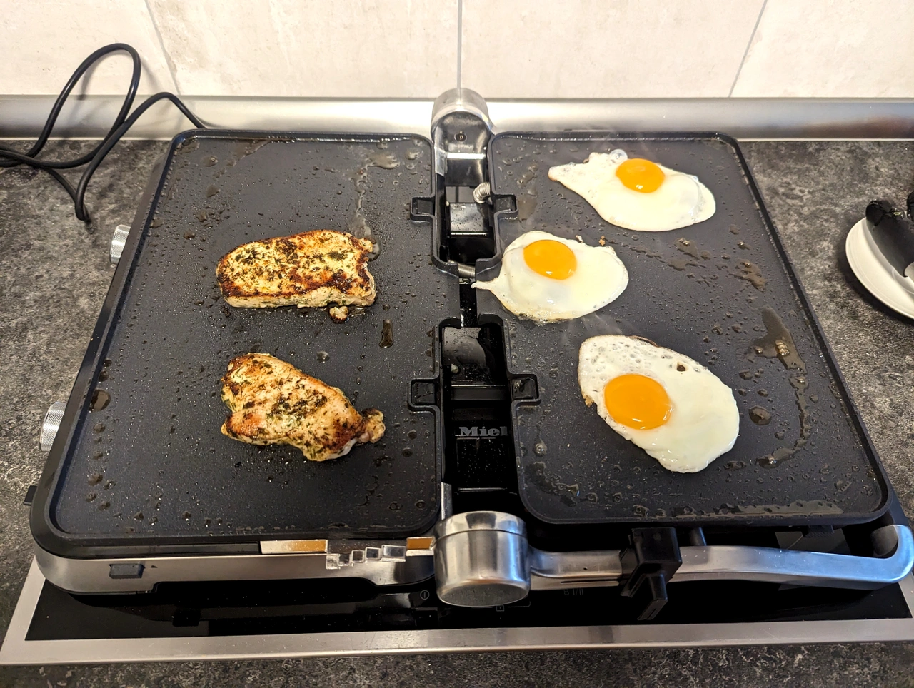 Nahaufnahme der Grillergebnisse im vollkommen geöffnetem Zustand