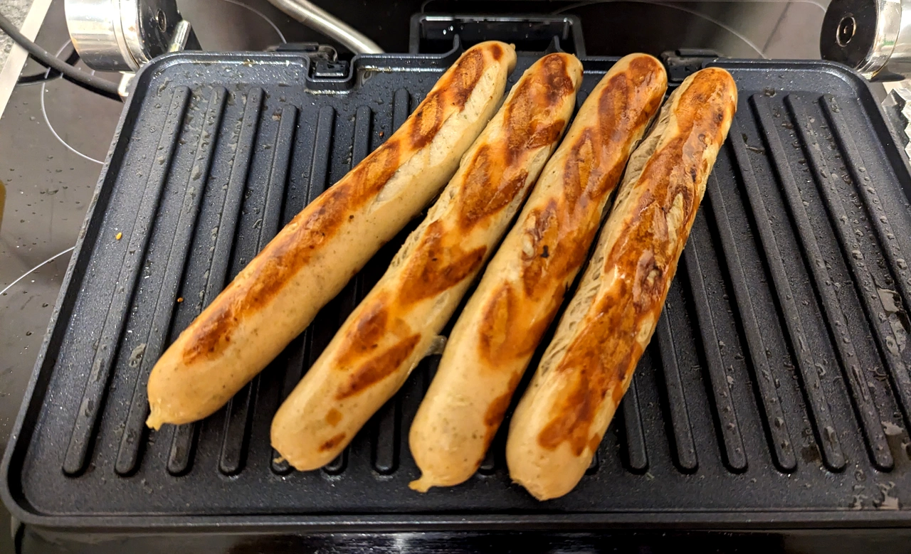 Nahaufnahme der Grillergebnisse des Braun Multigrill 9 Pro CG 9167 für Rostbratwürstchen