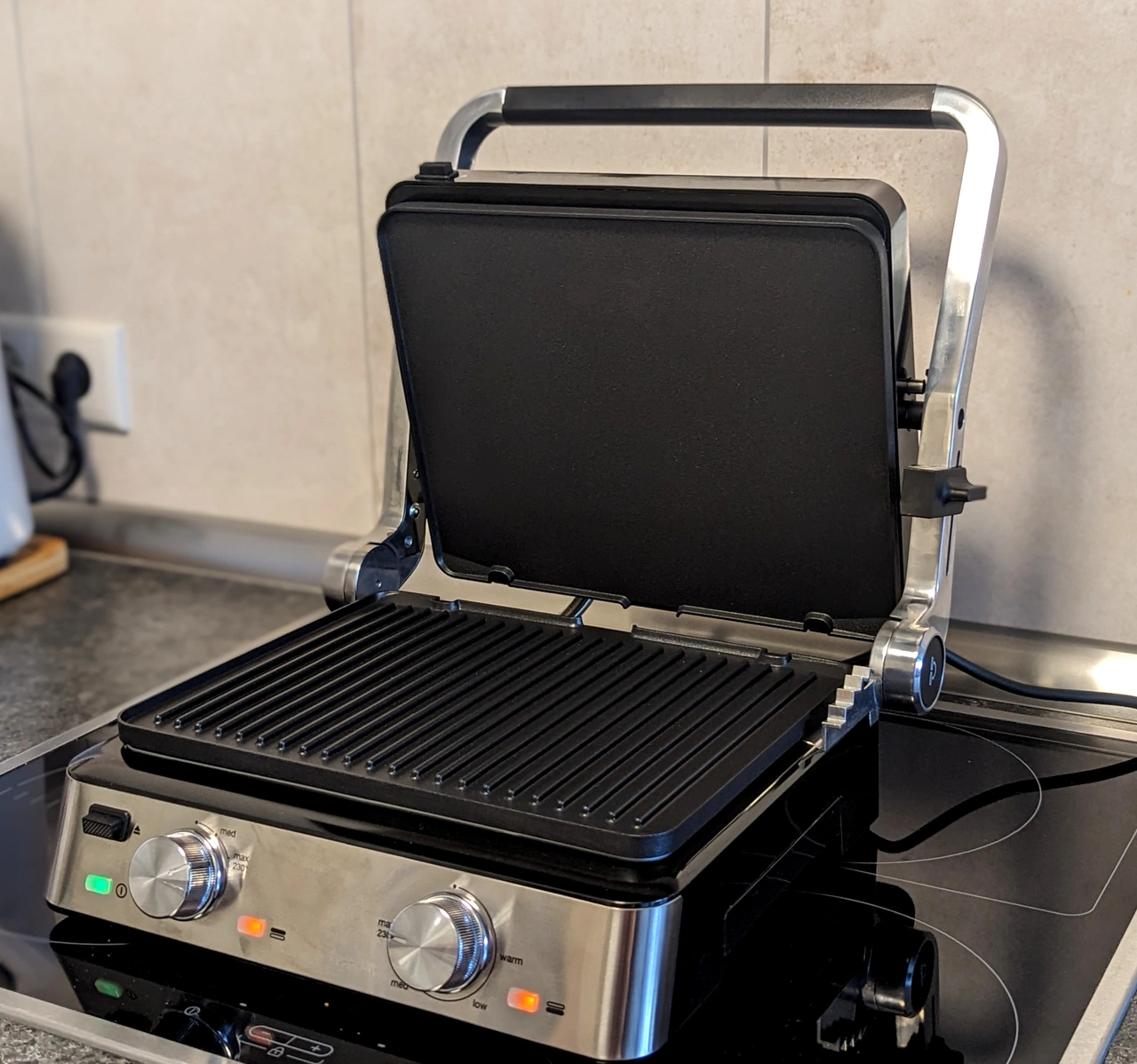 Gesamtaufnahme des Braun Multigrill CG 7010 in geöffnetem Zustand (Foto: Testsieger.de)