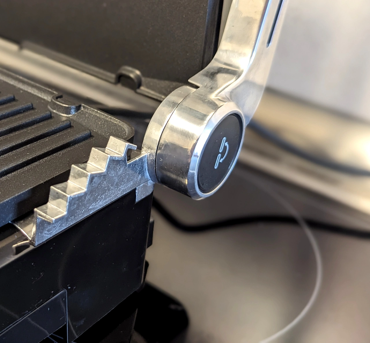 Nahaufnahme des Scharniers des Braun Multigrill 7 CG 7010