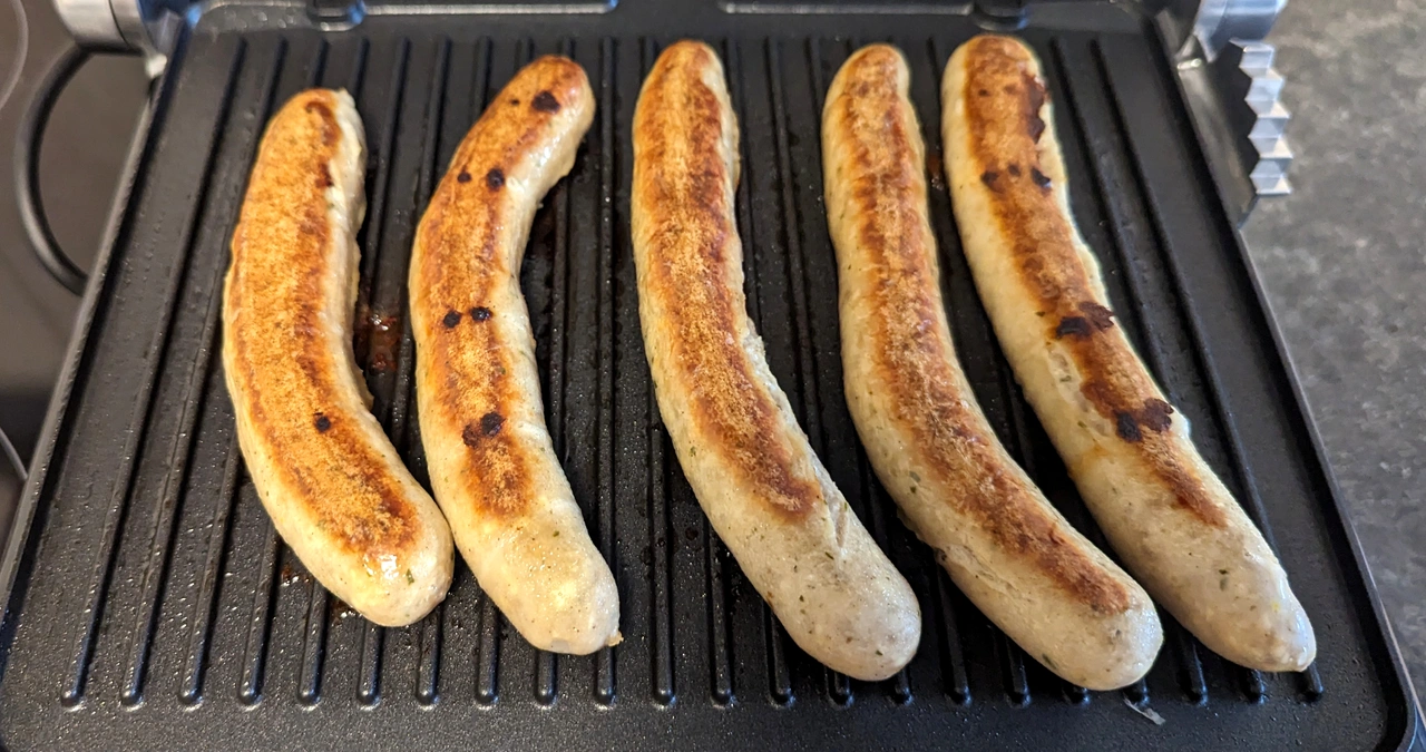 Nahaufnahme der Grillergebnisse von Würstchen auf dem Braun Multigrill 7 CG 7010