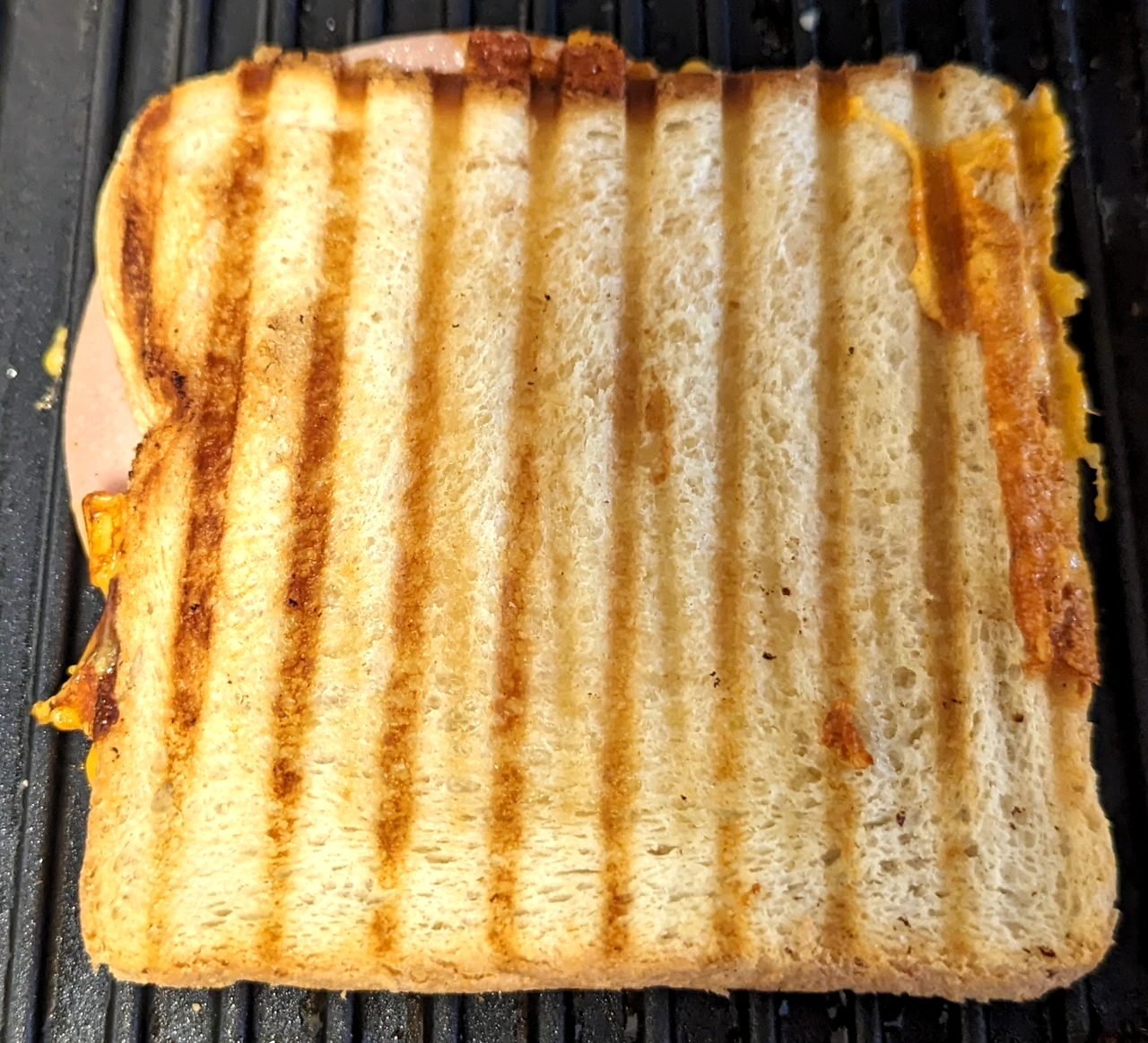 Nahaufnahme der Ergebnisse der Zubereitung von Toastscheiben auf dem Braun Multigrill 7 CG 7010 