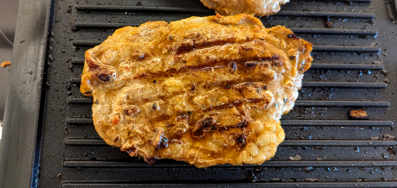 Nahaufnahme der Ergebnisse des Grillens eines Nackensteaks auf dem Braun Multigrill 7 CG 7010