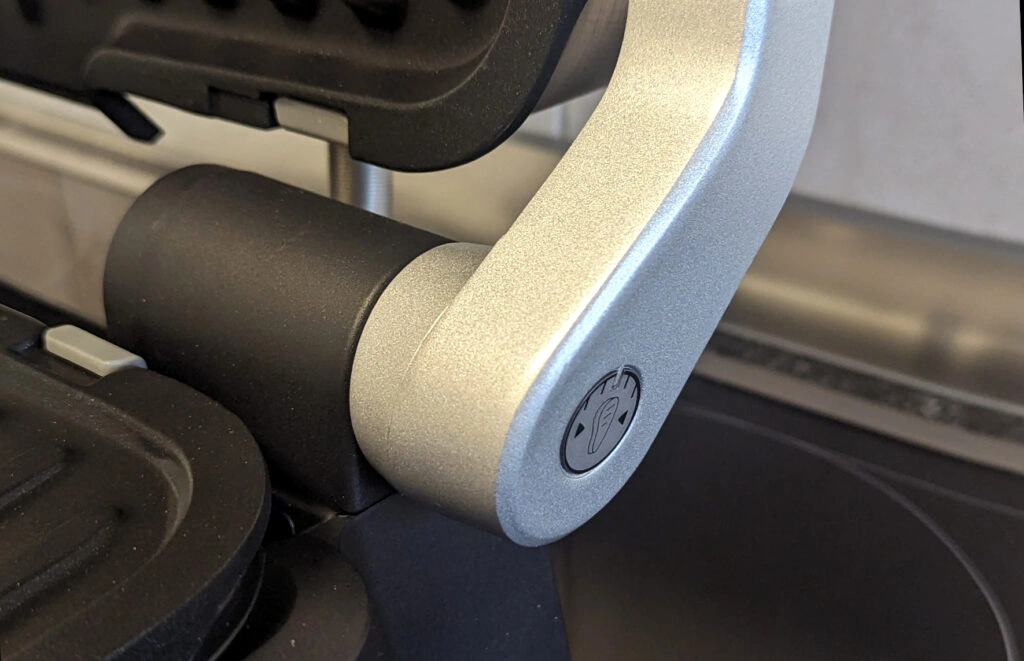 Nahaufnahme der Scharniere des Tefal OptiGrill 4in1 GC774D (Foto: Testsieger.de)