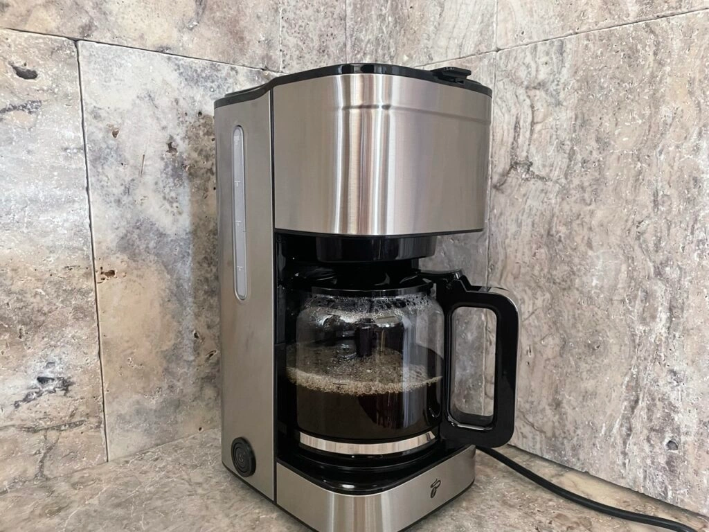 „Tchibo Let’s Brew Elegant“:„Filterkaffeemaschine mit eingesetzter Glaskanne“