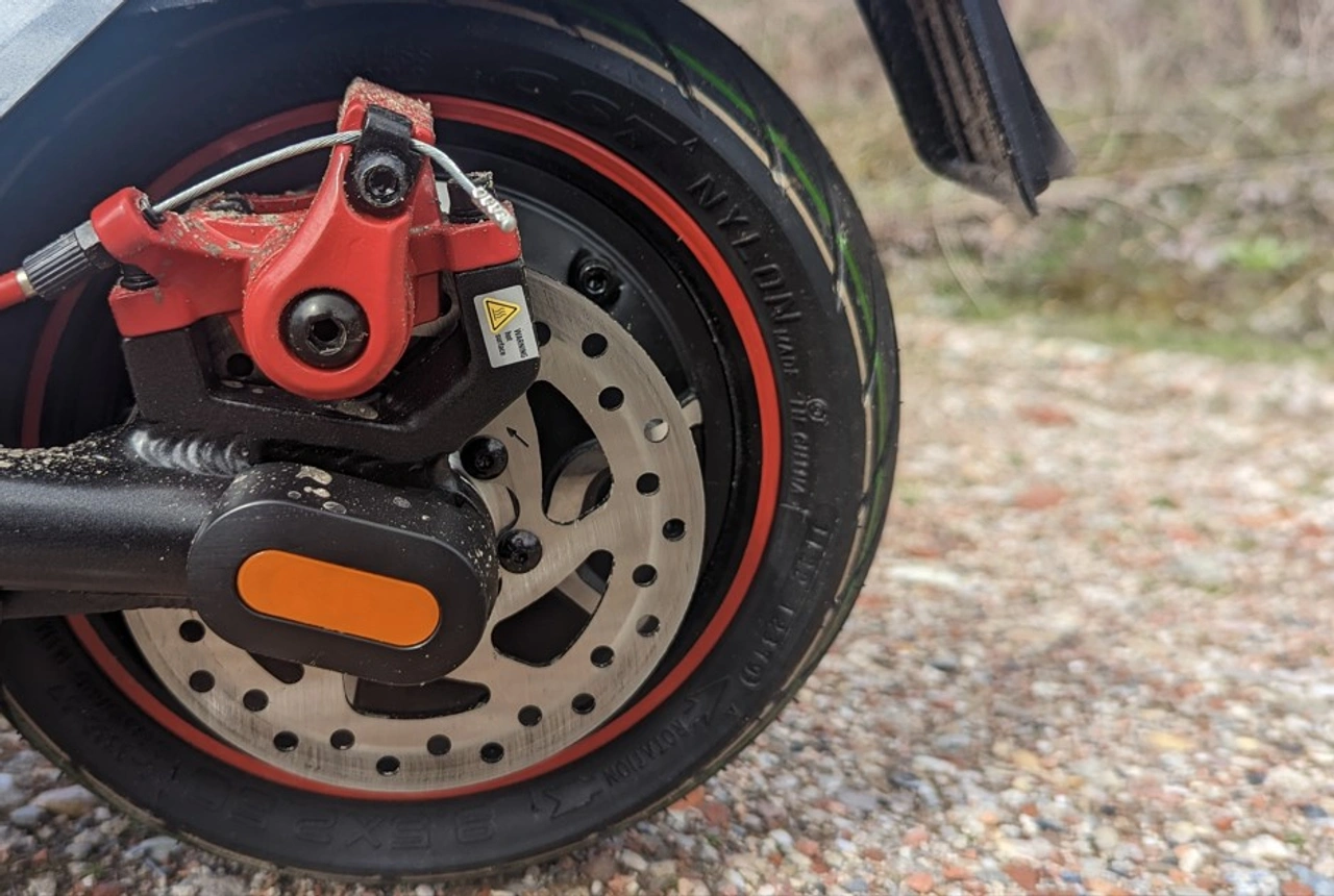 Nahansicht der hinteren Scheibenbremse des NIU KQi3 Max (Foto: Testsieger.de)