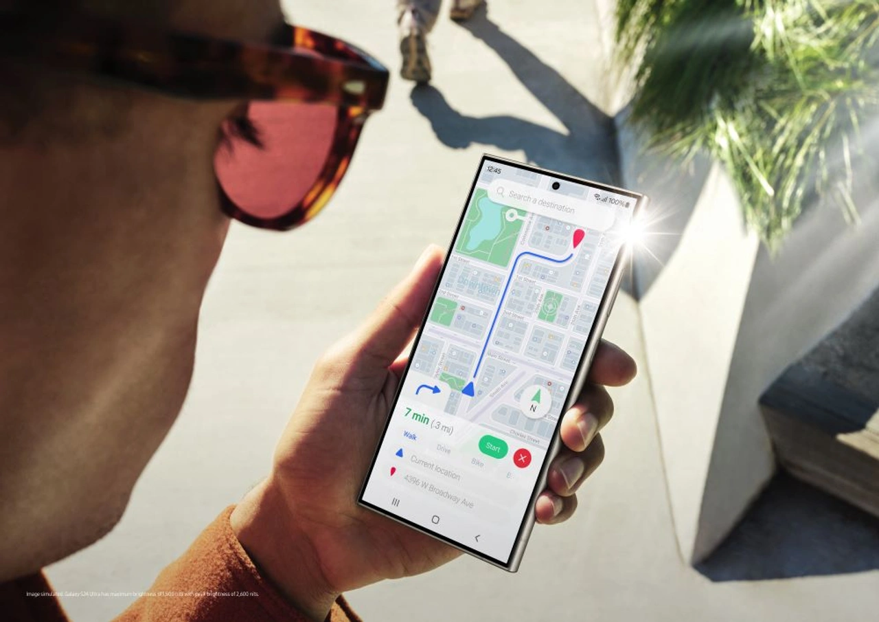 Blick eines Mannes auf das neue Display des S24 Ultra (Foto: Samsung)
