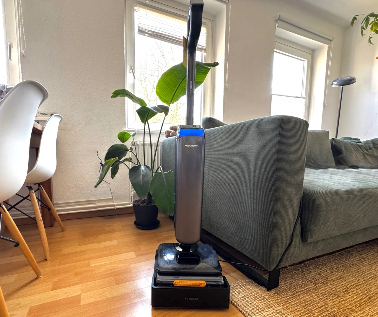 Tineco Floor One S9 Artist Steam Pro: Saugwischer in der Station