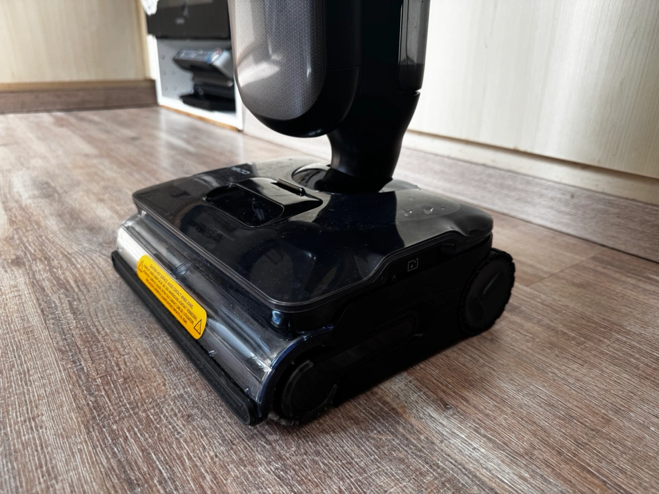 Tineco Floor One S9 Artist Steam Pro: Front mit Frischwassertank