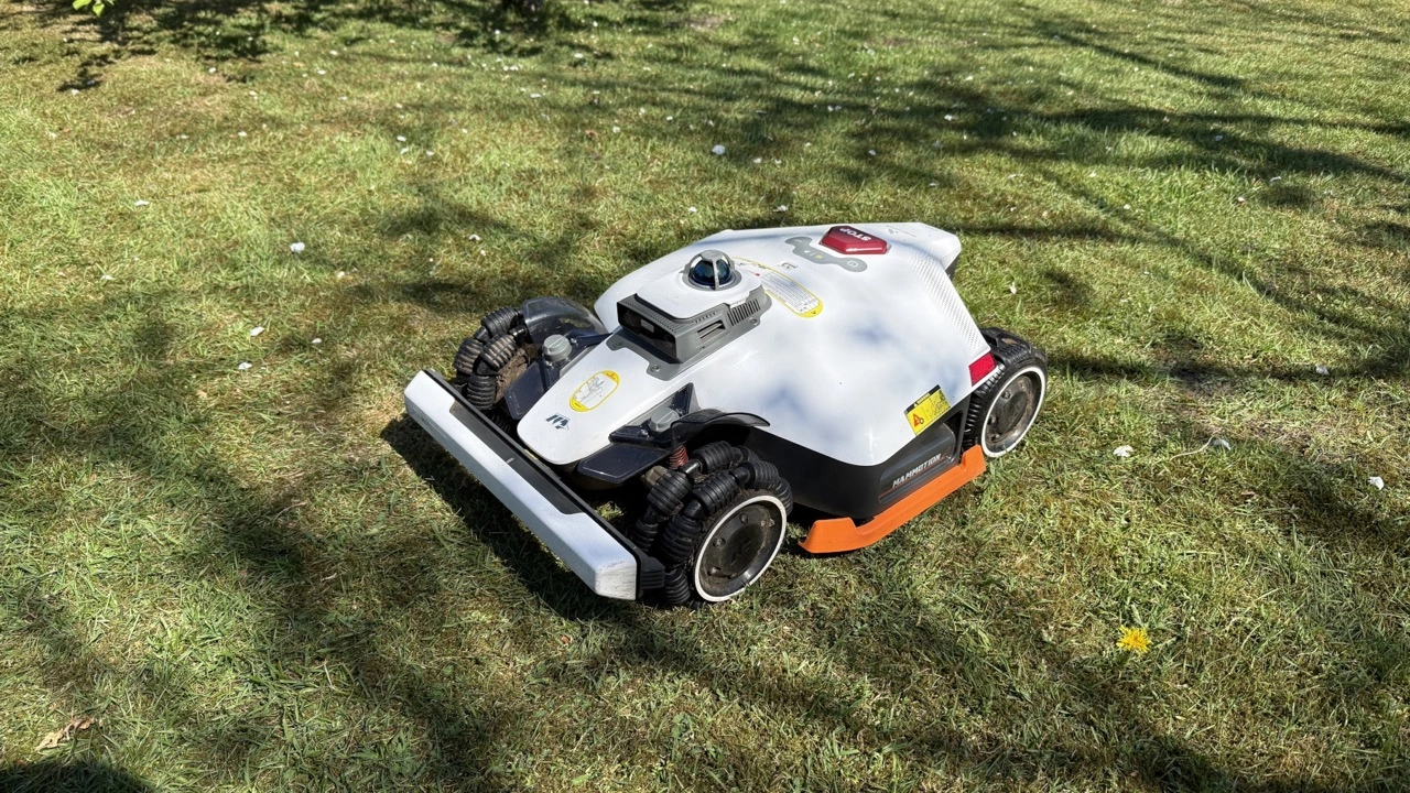 Mammotion LUBA 3 AWD 3000: Mähroboter auf dem Rasen